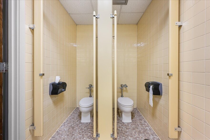 More Photos Of 43 Pennsylvania Ave, Niantic Bank For Lease