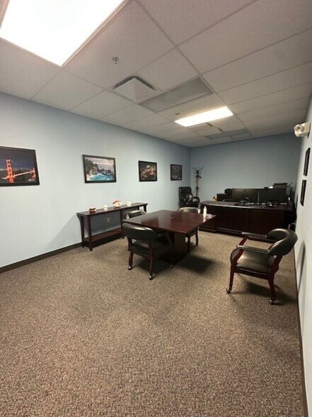 More Photos Of 4170 Lafayette Center Dr, Chantilly Light Distribution For Lease