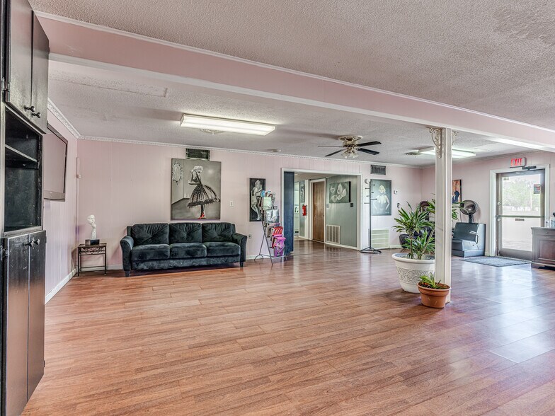 More Photos Of 2000 S Midwest Blvd, Oklahoma City Freestanding For Sale