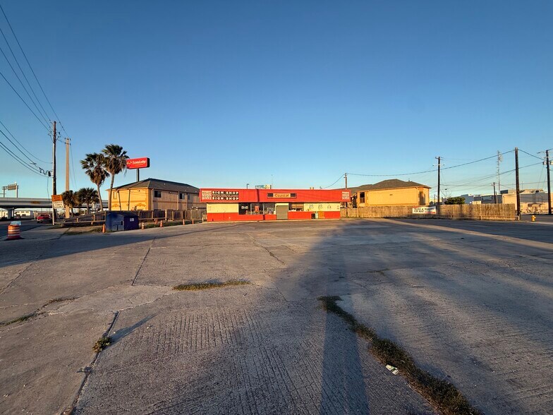 More Photos Of 2214 Leopard St, Corpus Christi Freestanding For Sale