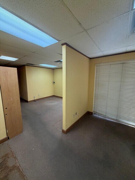 More Photos Of 11911-11913 Warfield St, San Antonio Warehouse For Sale