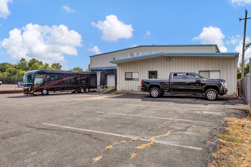 More Photos Of 3325 Millbranch Rd, Memphis Warehouse For Sale