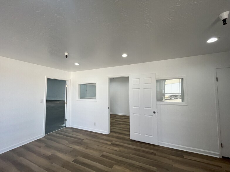 More Photos Of 300-332 Littlefield Ave, South San Francisco Showroom For Lease
