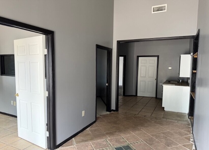 More Photos Of 2529 Merrell Rd, Dallas Light Distribution For Lease