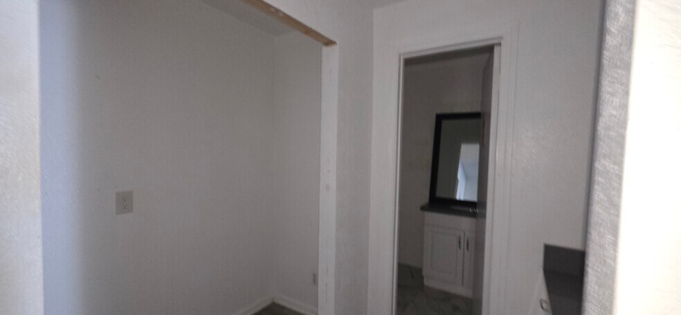 More Photos Of 309 E Main St, Humble General Retail For Lease