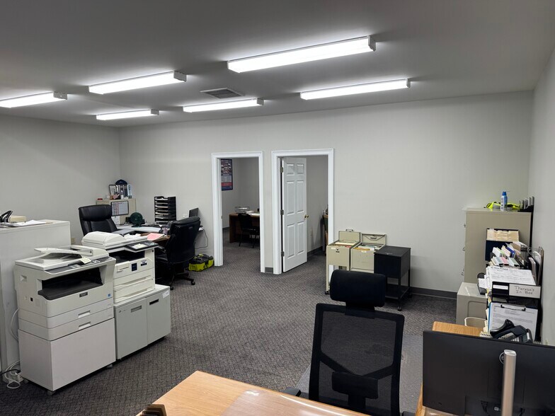 More Photos Of 100 Industrial Park Rd, Forsyth Warehouse For Lease