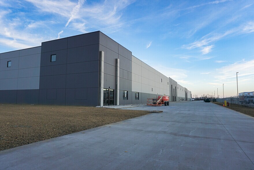 More Photos Of 2466 42nd St N, Fargo Distribution For Lease