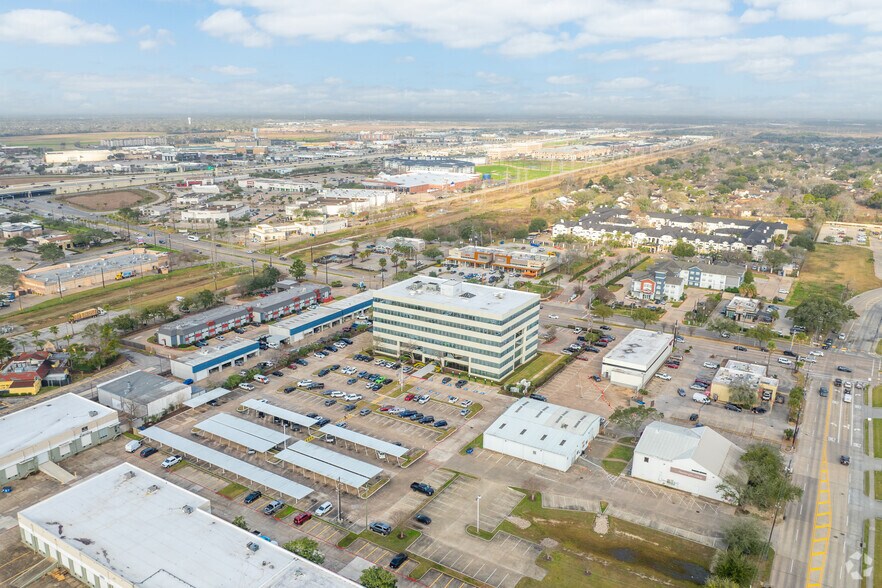 More Photos Of 711 W Bay Area Blvd, Webster Office For Lease