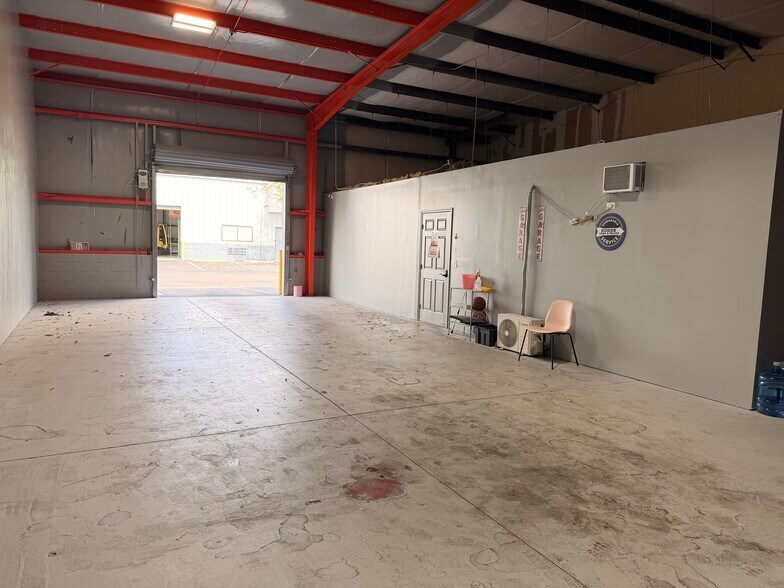 More Photos Of 2164 Platinum Rd, Apopka Light Distribution For Lease