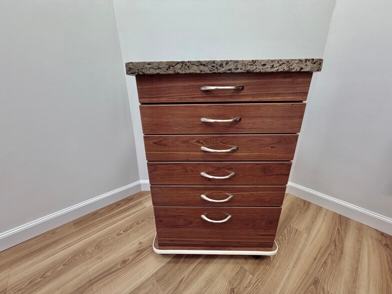 More Photos Of 4 Dearfield Dr, Greenwich Medical For Lease