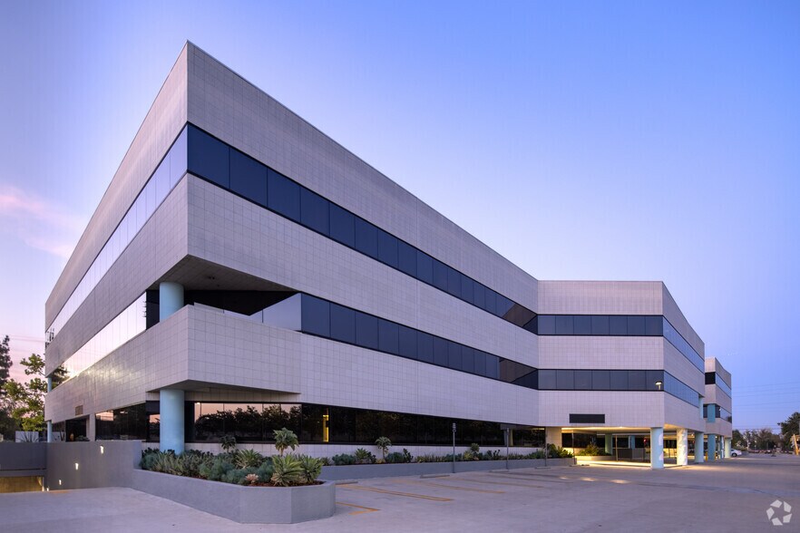 More Photos Of 6345 Balboa Blvd, Encino Unknown For Lease