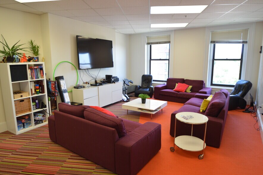 More Photos Of 2 Park Plz, Boston Office For Lease