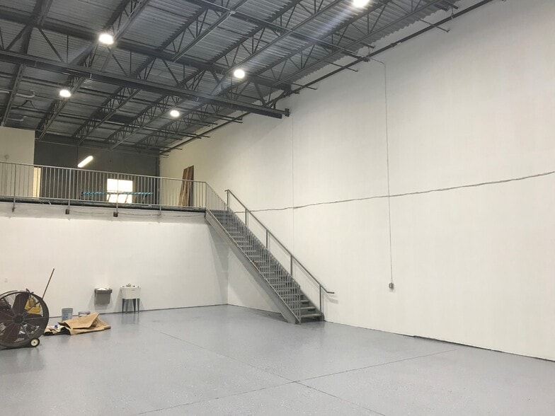 More Photos Of 787 Commerce Dr, Venice Warehouse For Lease