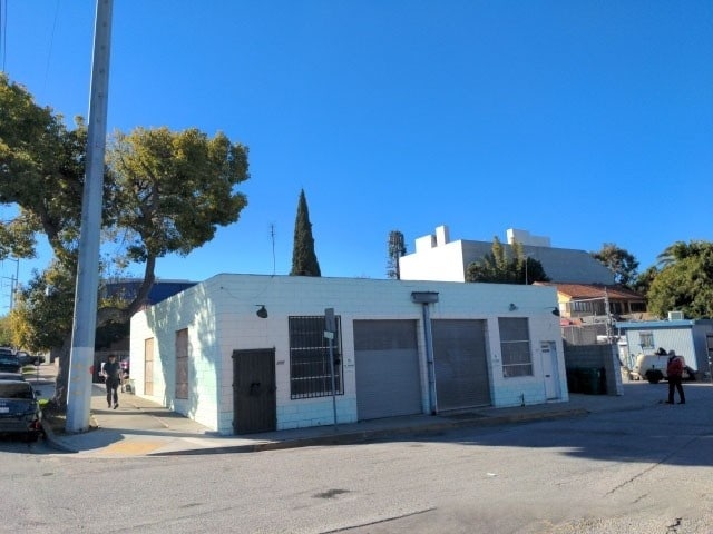 Primary Photo Of 702 Vesta St, Inglewood Manufacturing For Sale