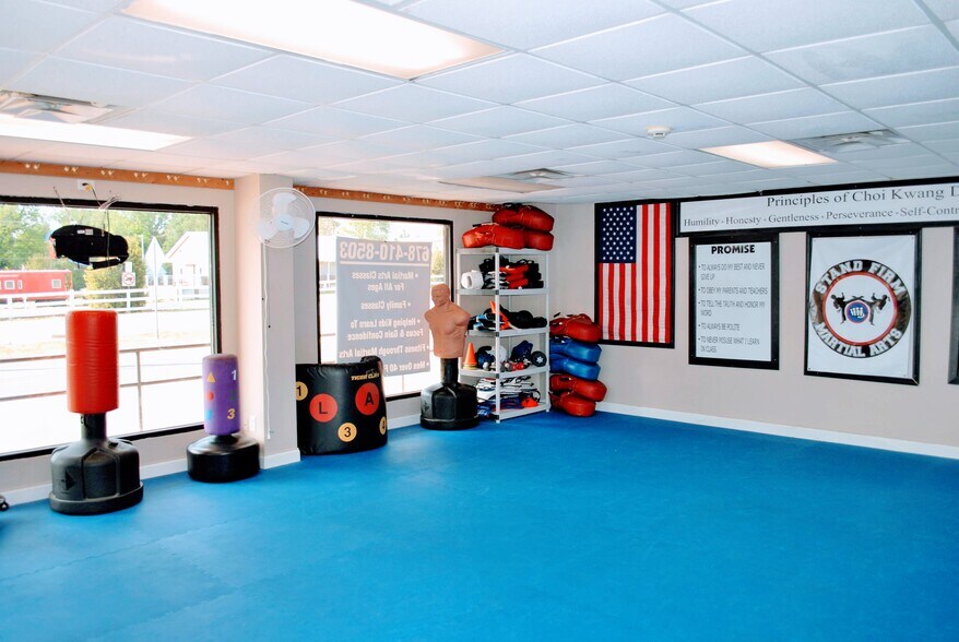 More Photos Of 6003 Main St, Lula Storefront Retail Office For Sale