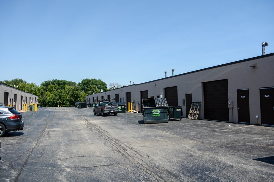 More Photos Of 1230-1258 Allanson Rd, Mundelein Light Manufacturing For Lease