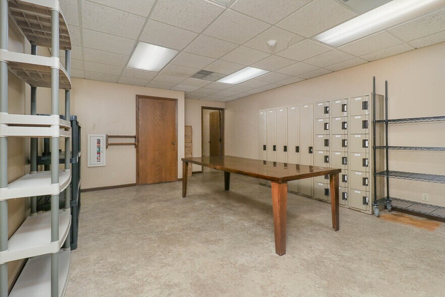 More Photos Of 725 S 14th St, Pekin Medical For Sale