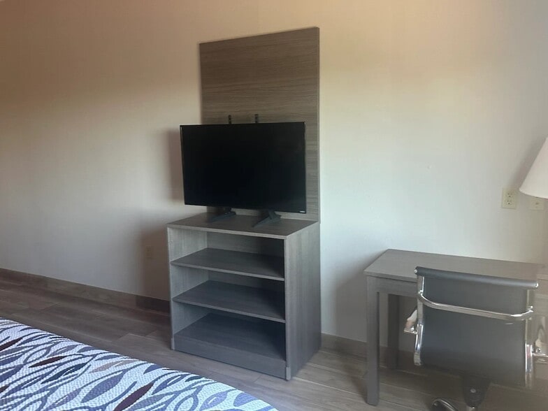 More Photos Of 702 Highway 146 S, La Porte Hotel For Sale