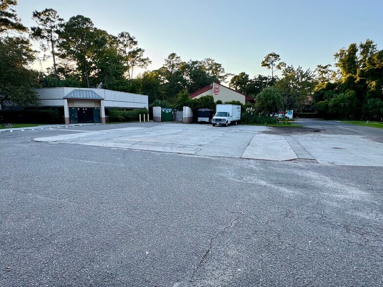 More Photos Of 3 Regency Pky, Hilton Head Island General Retail For Sale