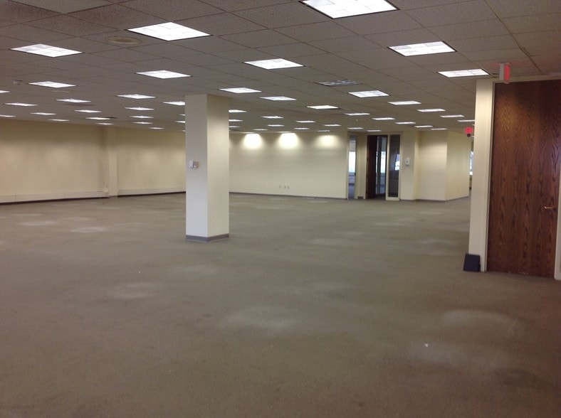 More Photos Of 527 Colman Center Dr, Rockford Office For Lease