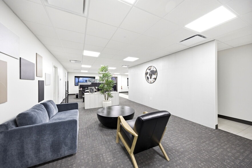 More Photos Of 326 SE Douglas St, Lees Summit Office For Sale