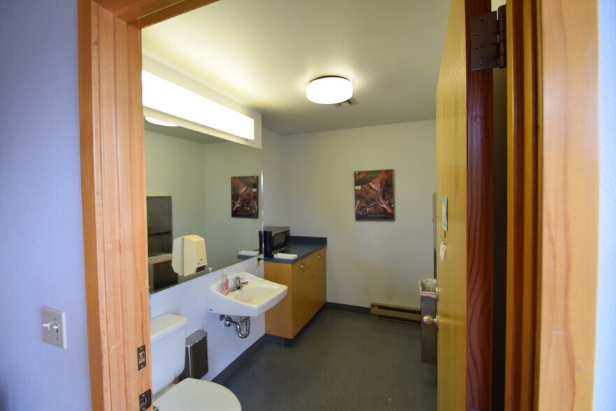 More Photos Of 1543 NE 3rd St, Bend Storefront Retail Office For Lease