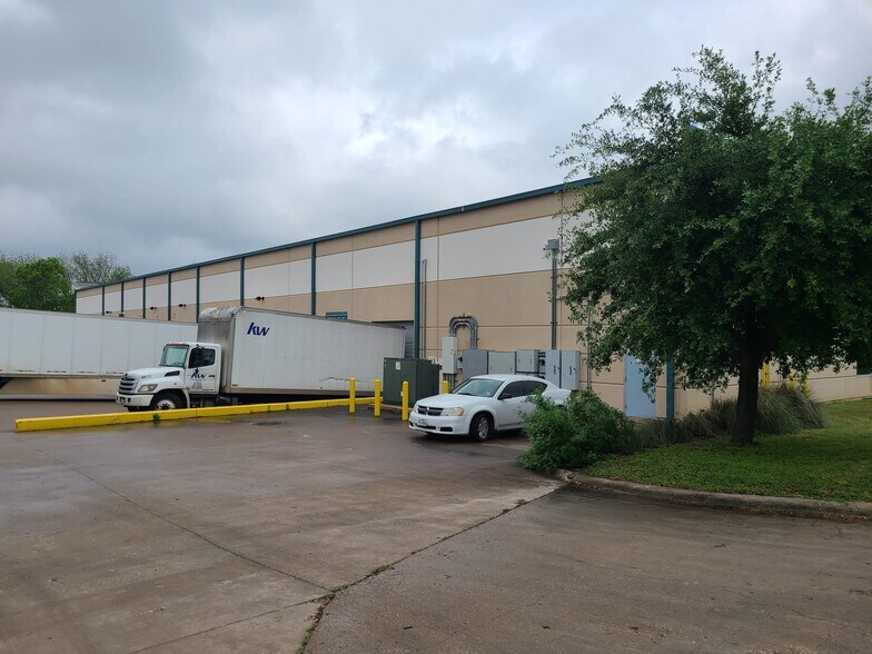 More Photos Of 9007 Tuscany Way, Austin Warehouse For Lease