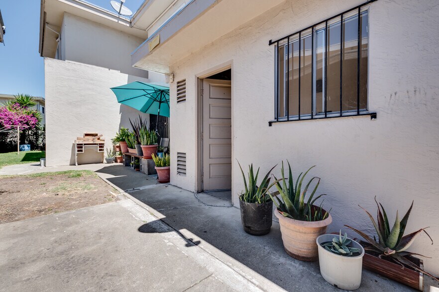 More Photos Of 9031 Hillside St, Oakland Apartments For Sale