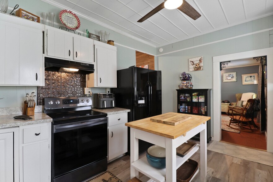 More Photos Of 701 N Oak St, Springfield Office Residential For Sale