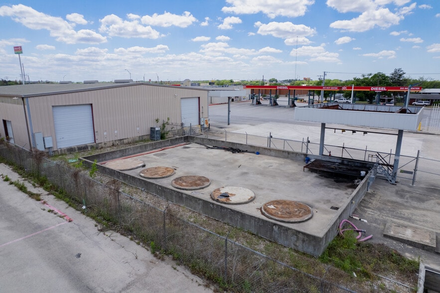 More Photos Of 4320 S Interstate 35, New Braunfels Showroom For Lease