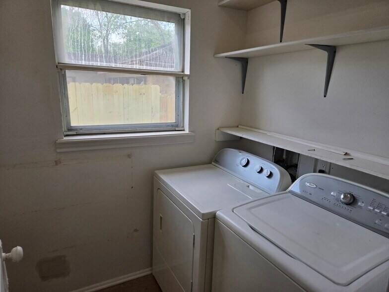 More Photos Of 1523 Avenue C, Katy Flex For Lease