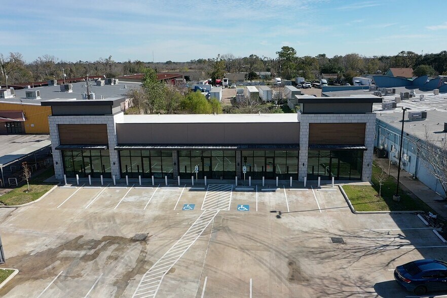 More Photos Of 851 Federal Rd, Houston Storefront For Lease
