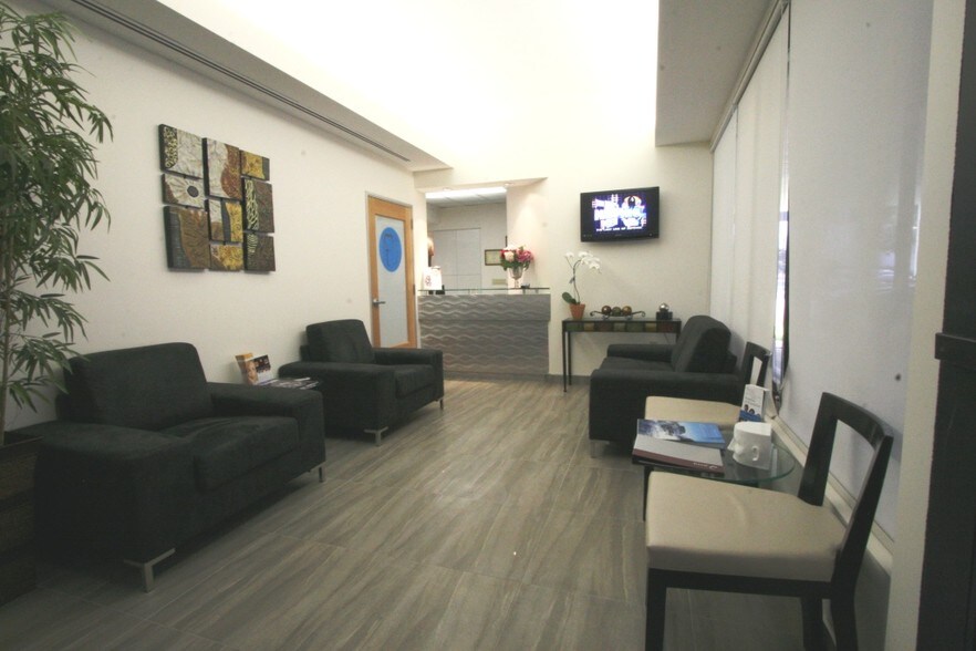 More Photos Of 24013 Ventura Blvd, Calabasas Medical For Lease