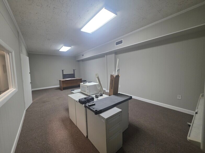 More Photos Of 413-417 Frelinghuysen Ave, Newark Light Distribution For Sale