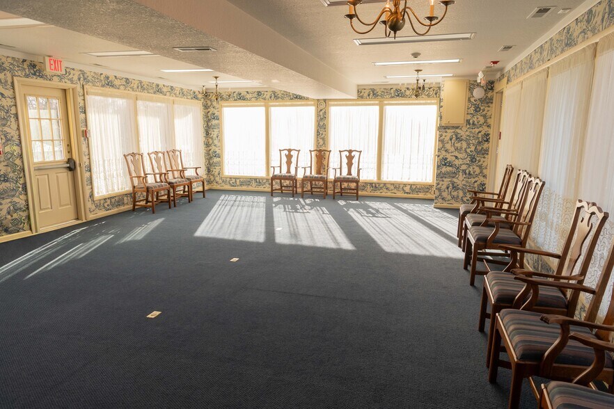 More Photos Of 1111 Washington St, Pella Hospitality For Sale