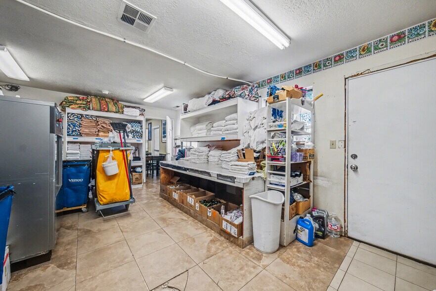 More Photos Of 386 E 300 S, Kanab Hotel For Sale