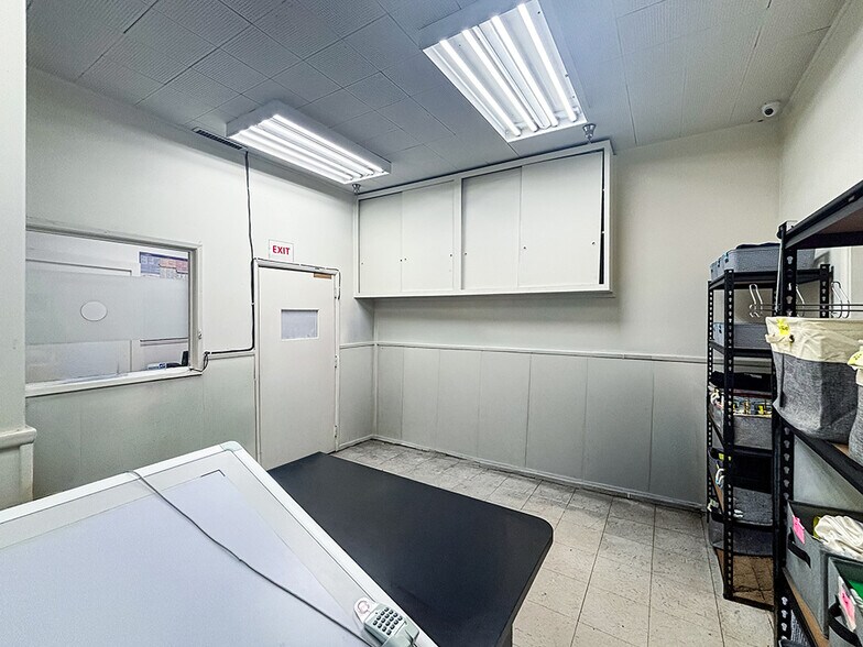 More Photos Of 1671 E 23rd St, Los Angeles Warehouse For Sale