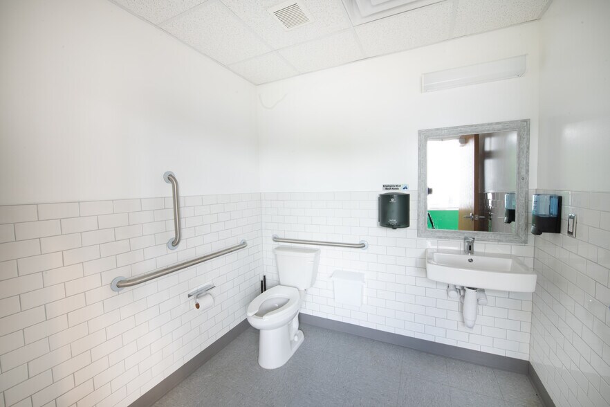 More Photos Of 221 2nd Ave, Carnegie Freestanding For Sale