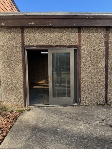 More Photos Of 12 Cork Hill Rd, Franklin Warehouse For Lease