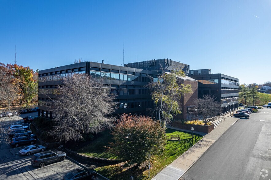 More Photos Of 20 William St, Wellesley Office For Lease