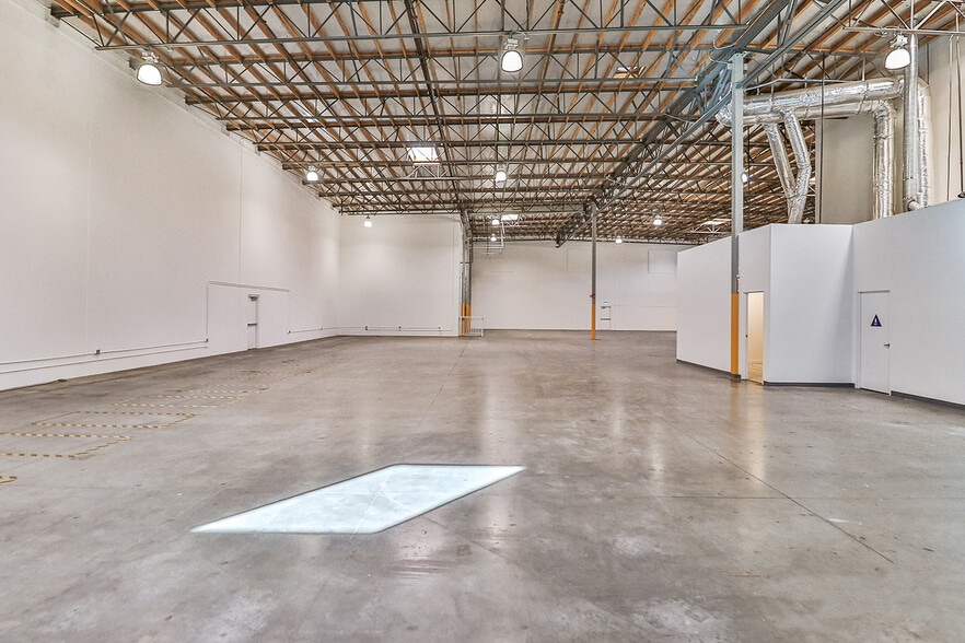 More Photos Of 14350 Arminta St, Panorama City Manufacturing For Lease