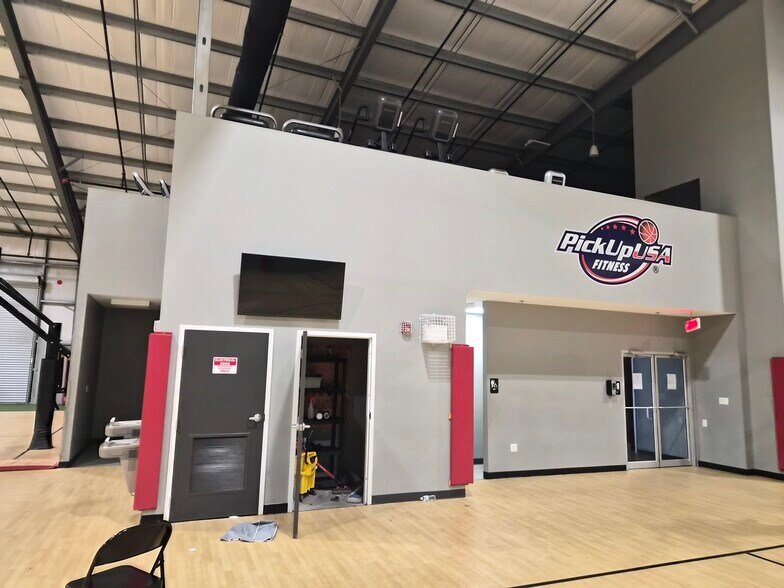 More Photos Of 8200 Cypress Plaza Dr, Jacksonville Health Club For Lease
