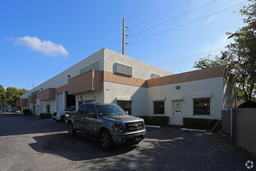 More Photos Of 4331 N Dixie Hwy, Boca Raton Light Distribution For Lease