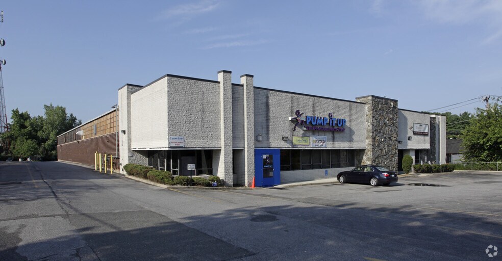 Primary Photo Of 127-135 Dupont St, Plainview Warehouse For Lease