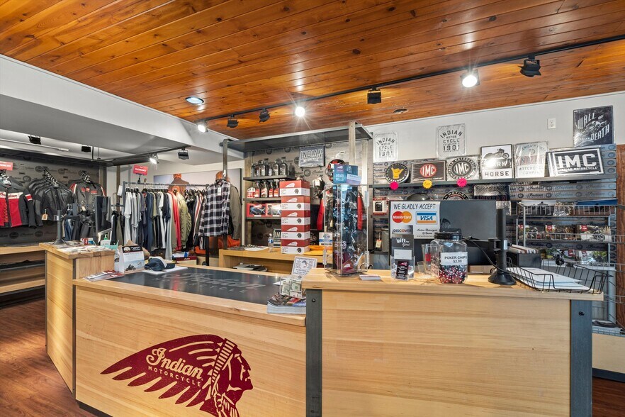 More Photos Of 522 6th St, Racine General Retail For Sale