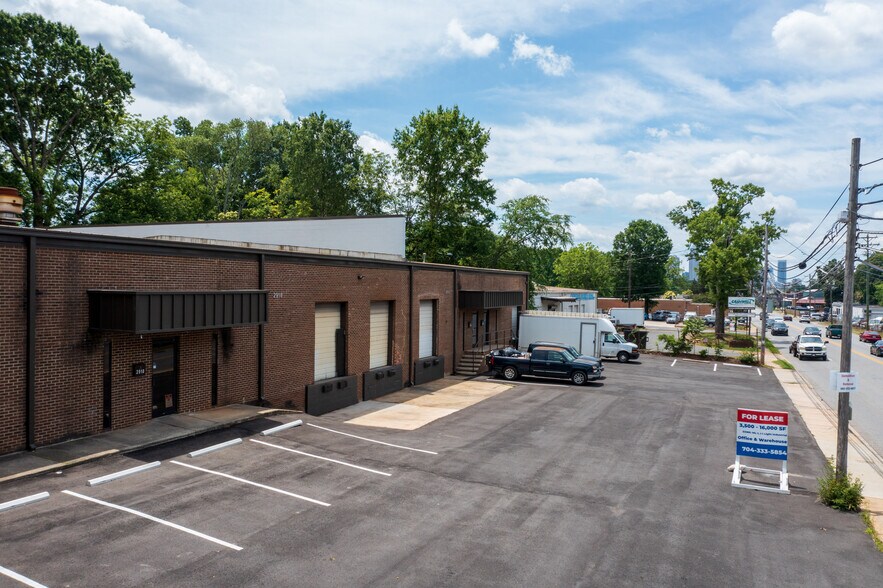 More Photos Of 2908-2918 N Graham St, Charlotte Warehouse For Lease