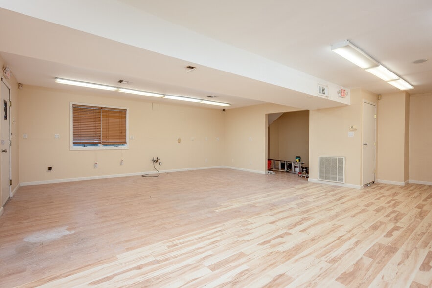 More Photos Of 62 Glen Cove Rd, Roslyn Heights Storefront Retail Office For Lease