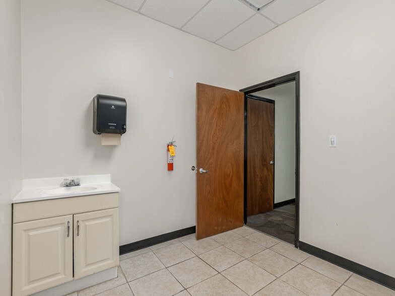 More Photos Of 579 Tunnel Rd, Asheville Freestanding For Lease