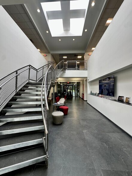 More Photos Of 651 N Michigan Ave, Kenilworth Service For Lease