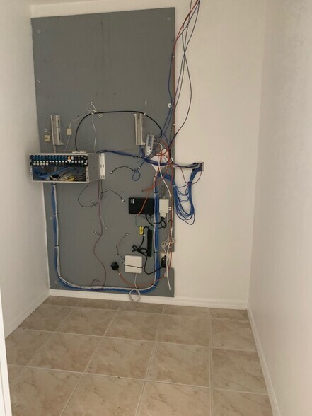 More Photos Of 14928 Casey Rd, Tampa Office For Lease